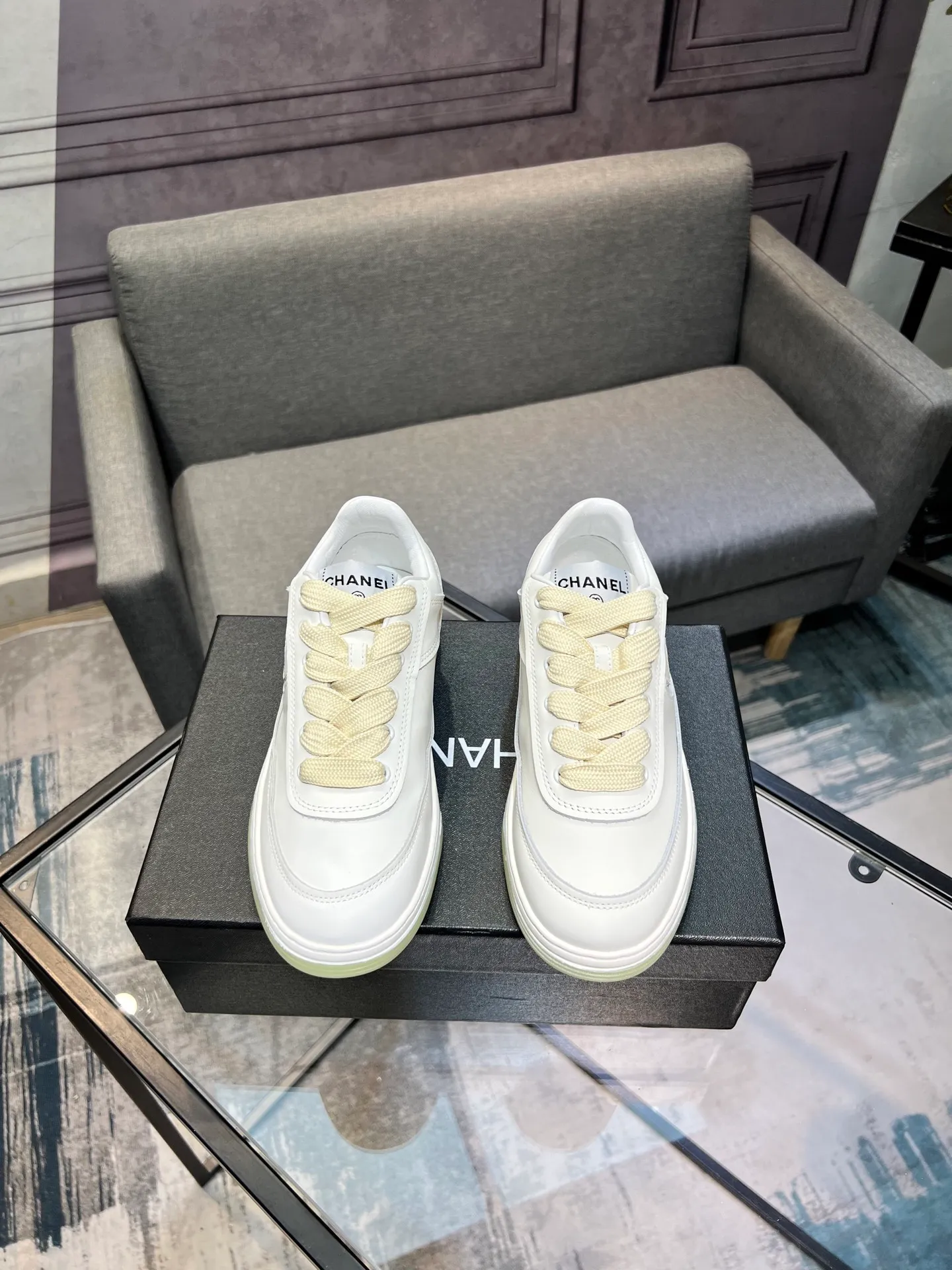 Men's men's shoes 💰620 Exclusive real shot (top version) CHANEL Chanel's new panda sneakers Panda shoes Chanel 2025ss color matching thick-soled casual sports shoes sneakers Counter synchronization The counter is very popular Very difficult to buy a shoe The most popular thick-soled panda shoes on the Internet It is obvious that Xiaoxiang control cannot miss it Simple and versatile white shoes that have both good looks and comfort Thick sole increases height, is super versatile and can be worn with eyes closed😍 Whoever wears it will look better. Upper: calfskin. Lining: imported sheepskin lining. Outsole: TPU original outsole. Size: 35-44 (41 for women, 40 for men, custom made).